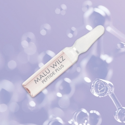 Peptide Plus Ampoule – glättende Pflege mit regenerierenden Peptiden MALU WILZ Peptide Plus Ampulle auf lila Hintergrund