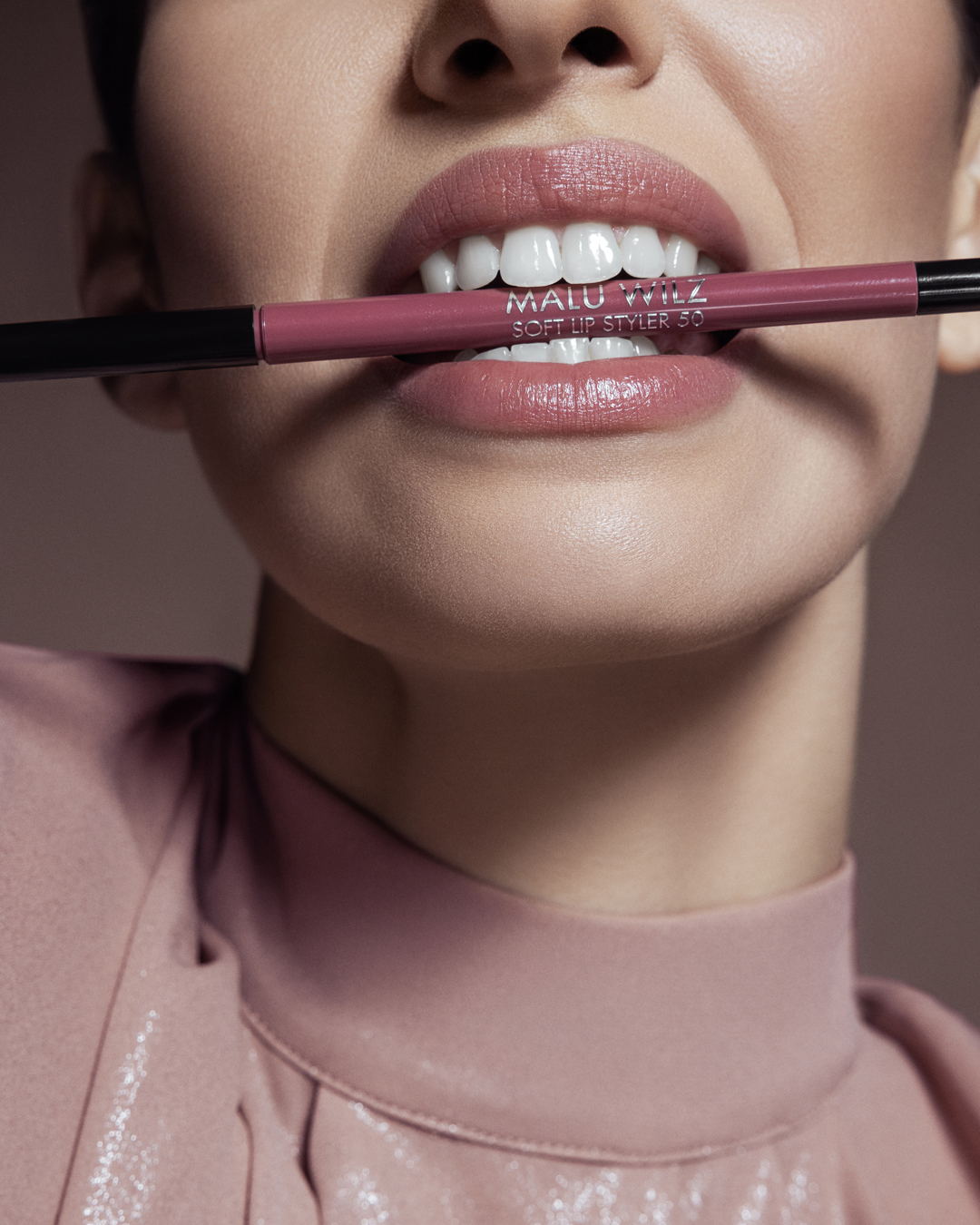 Frau mit Lip Liner im Mund