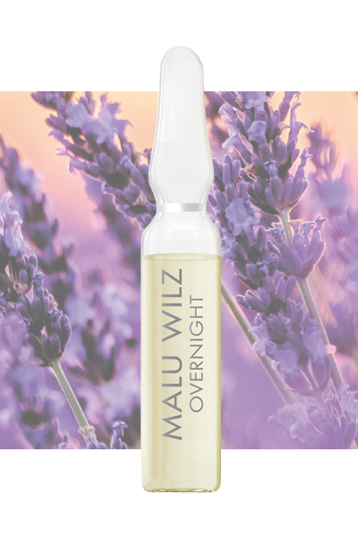 Genießen Sie eine intensive Nachtkur mit der Overnight Ampulle! Overnight Ampulle mit Lavendel im Hintergrund