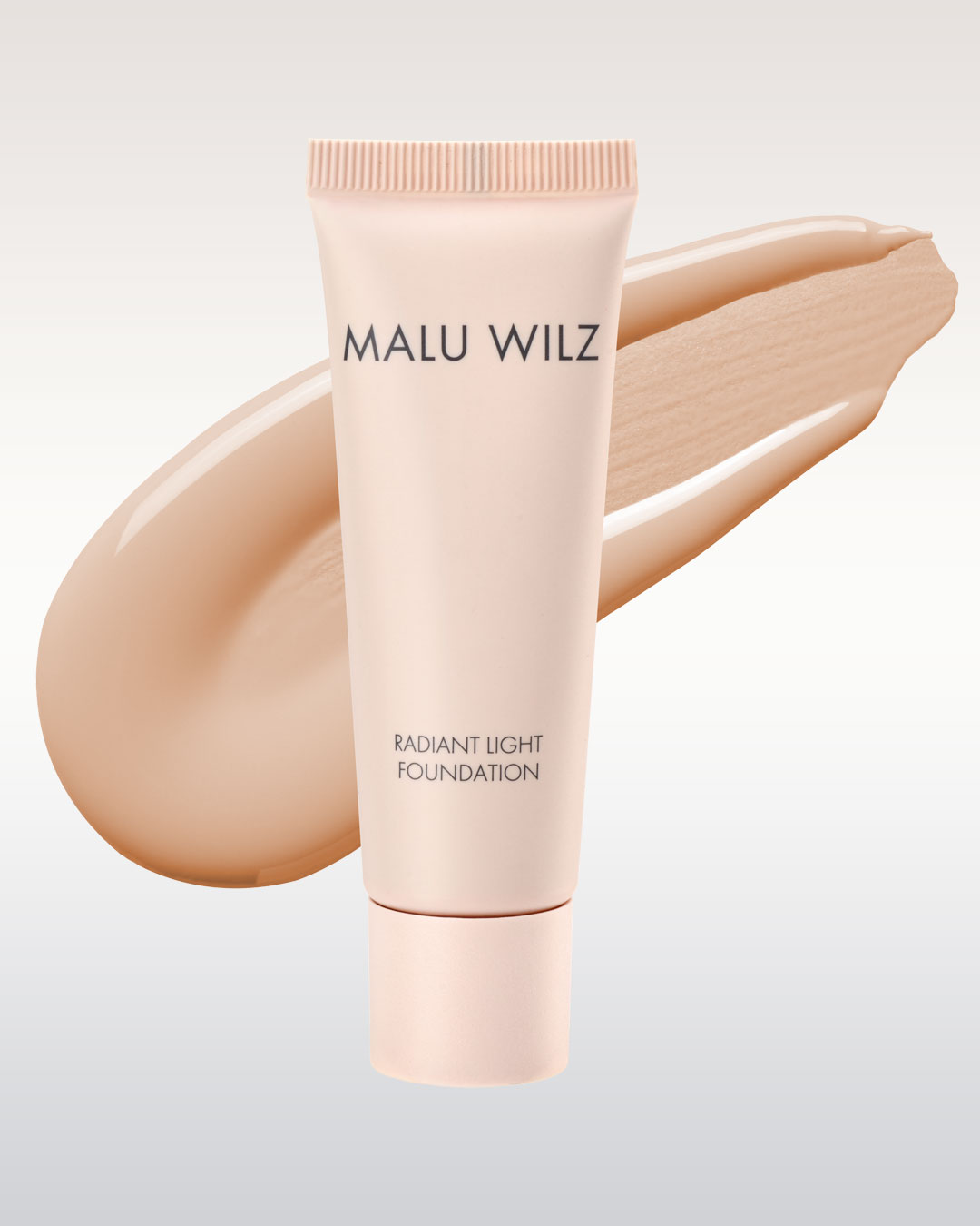 Foundation mit Swatch im Hintergrund