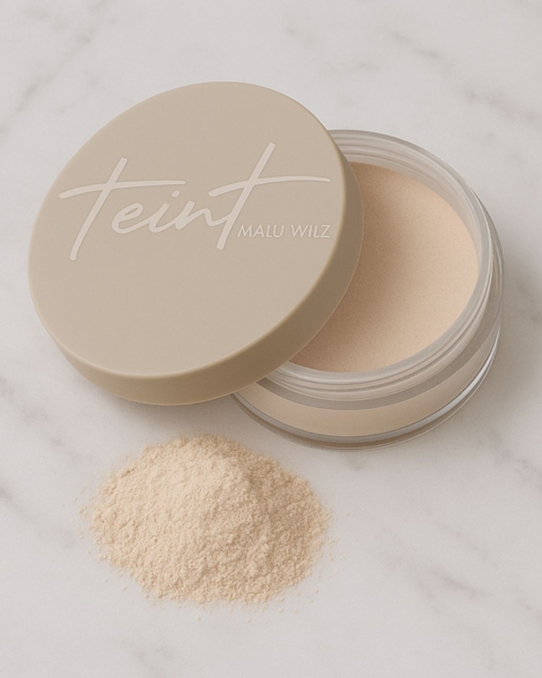 Mattierender Teint-Puder für ein ebenmäßiges Finish Geöffneter Teint-Puder von Malu Wilz mit losem Puder daneben