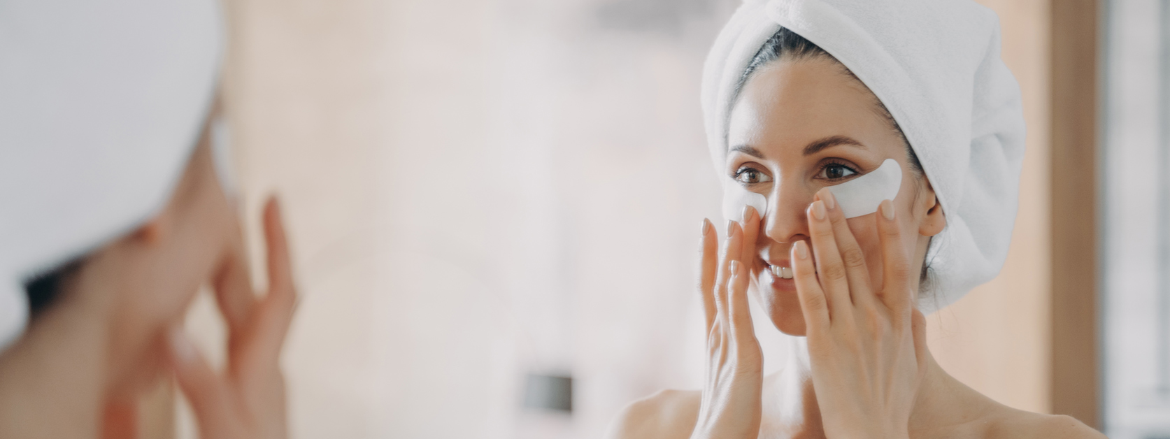 With the Hydro Boost Eye Pads, wrinkles are visibly reduced and the skin is intensively cared for. young woman with eye pads
