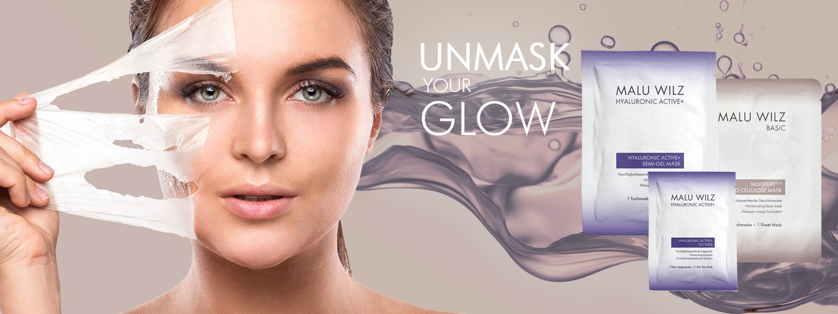 Frau zieht sich Tuch-Maske vom Gesicht