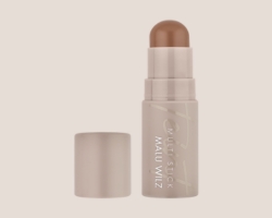 Multi Stick – vielseitig für den Quiet Luxury Look Multi Stick in beige-goldenem Packaging mit geöffnetem Deckel