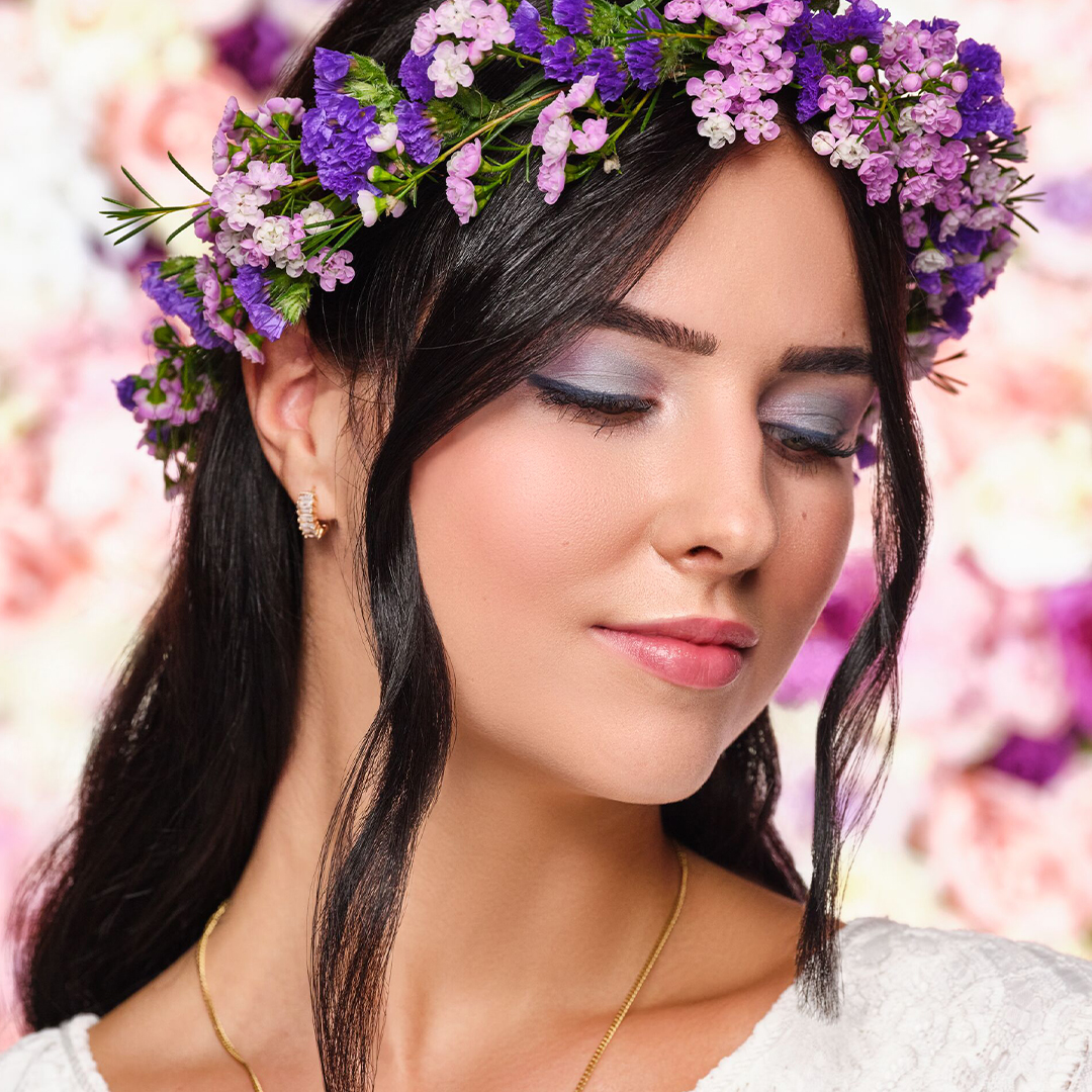 Kreieren Sie im Fresh up Seminar Ihre eigenen Trend Make ups! Model mit Blumenkranz