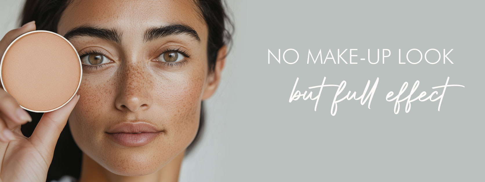 Der No Make-up Look mit vollem Effekt. junge Frau mit Puder in der Hand