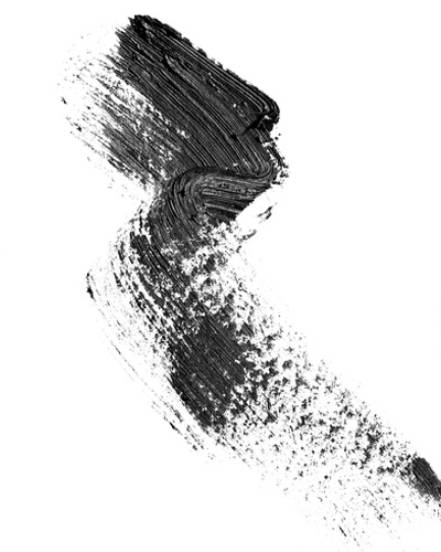 umhüllen Sie Ihre Wimpern mit einem Kleid aus tiefschwarzer, samtiger Farbe Mascara Textur