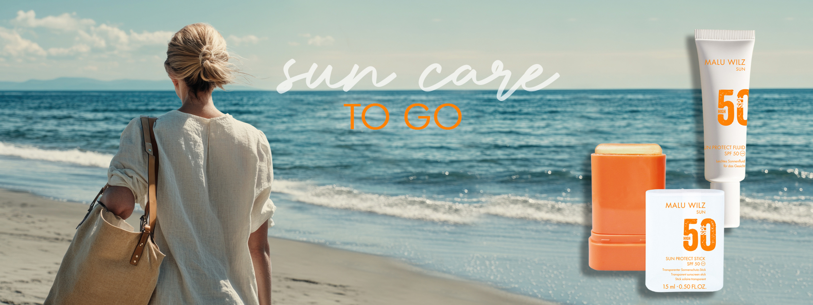 junge Frau mit gro&szlig;er Tasche und Sun Care Produkten am Strand