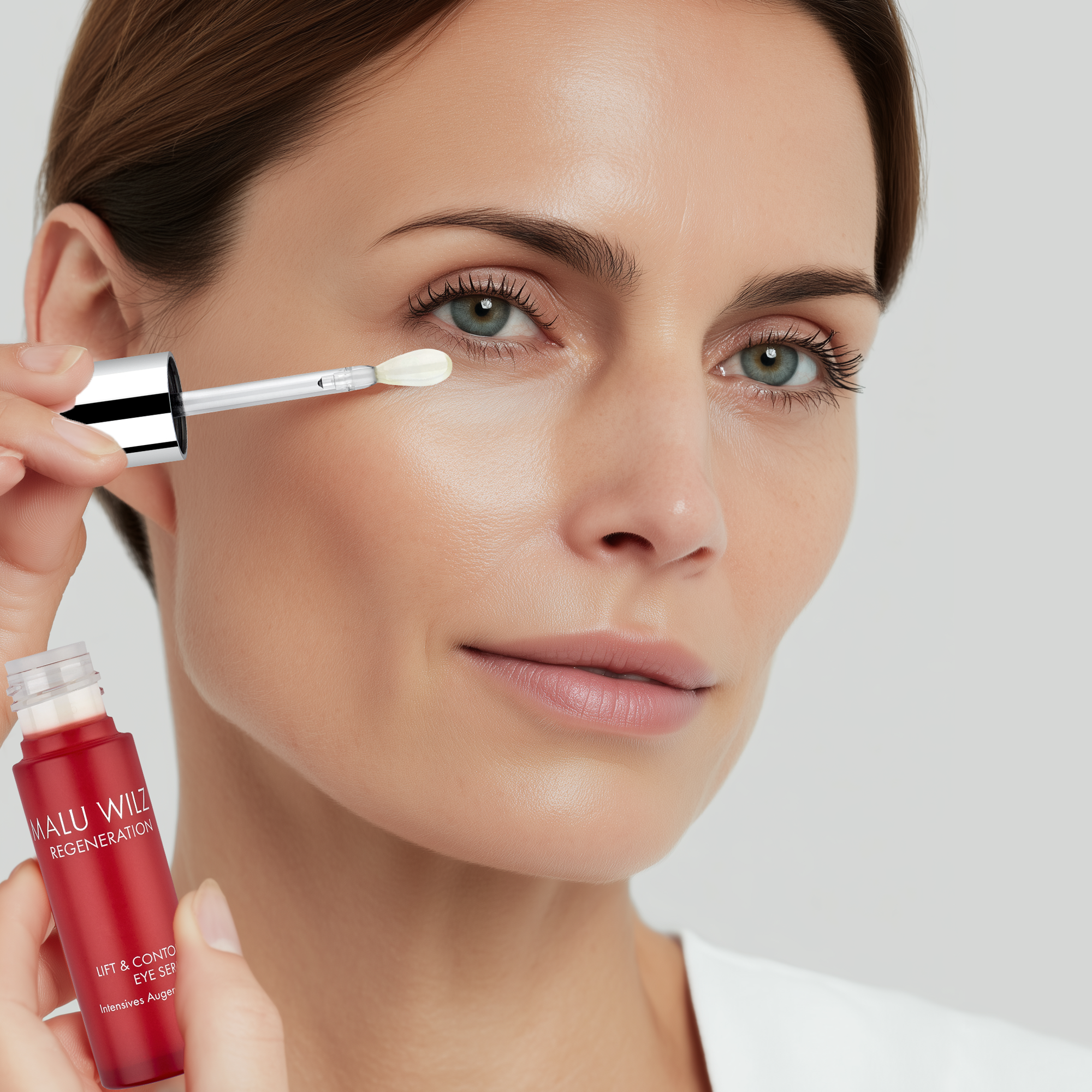 Lift & Contour Eye Serum Frau mittleren Alters trägt Augenserum mit Applikator auf