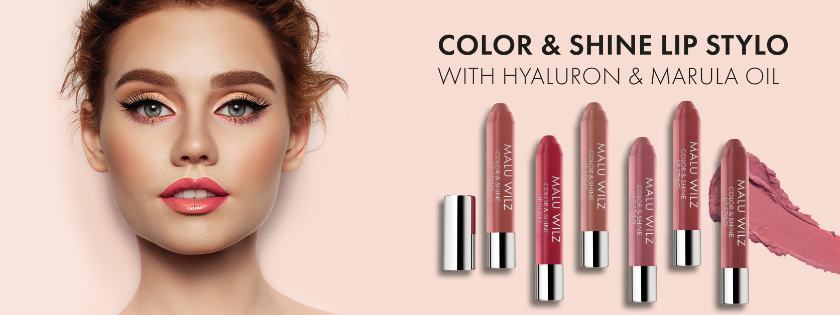 Die Color & Shine Lip Stylos vereinen Farbe und Pflege. junge Frau mit Lippenstiften