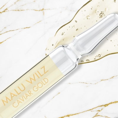 Caviar Gold Ampoule – luxuriöse Anti-Aging Pflege mit Kaviarextrakt und Gold MALU WILZ Caviar Gold Ampulle mit goldschimmernder Textur auf Marmorhintergrund