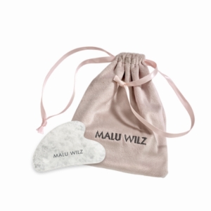 Pflege & Regeneration vereint – Power of Ginseng Rosa Samtbeutel mit MALU WILZ Logo und Gua Sha Stein