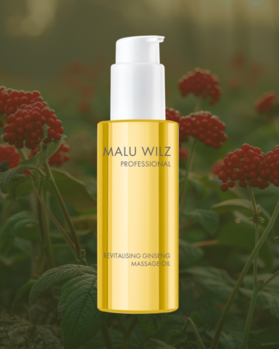 Revitalisierendes Massageöl mit der Kraft des Ginsengs Revitalizing Ginseng Massageöl von Malu Wilz vor Ginseng-Blüten im Hintergrund