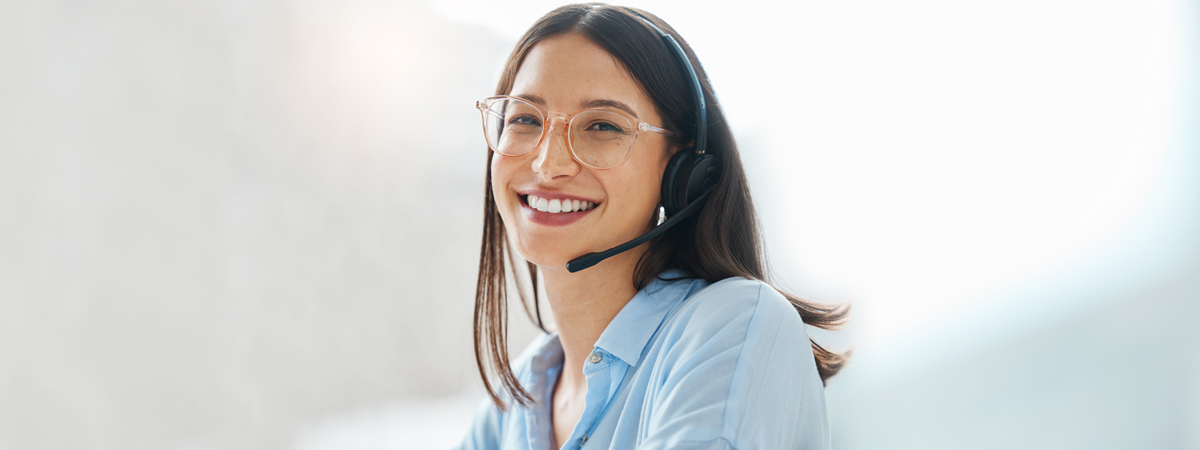 junge Frau mit Brille und Headset