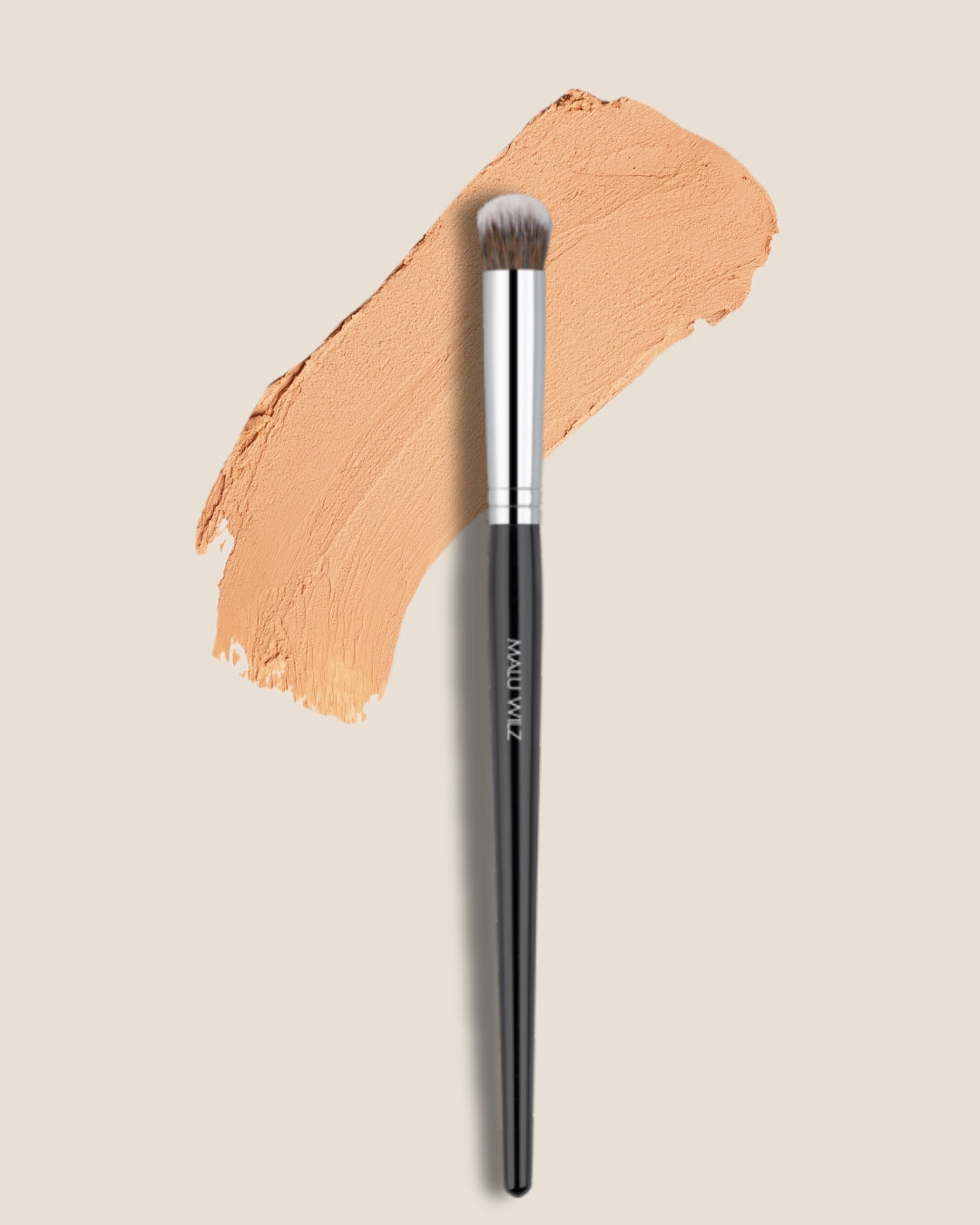Perfekte Anwendung mit dem Foundation Brush Make-up Pinsel mit beigem Foundation-Swatch auf hellem Hintergrund
