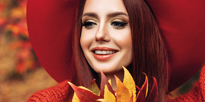 Herbst-Trend Fall in Love junge Frau im Herbst-Look
