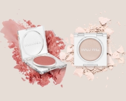 Elegantes Duo: Rouge und Highlighter im Quiet Luxury Style Geöffnete Kompaktpuder - Blush und Highlighter mit aufgebrochenem Produkt im Hintergrund