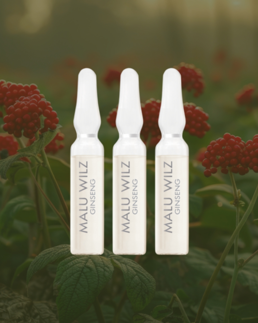 Power of Ginseng – konzentrierte Pflege für neue Energie Drei Ginseng-Ampullen von Malu Wilz vor rotem Blütenhintergrund