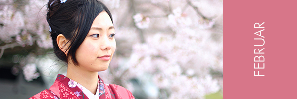 Beauty of Sakura junge asiatin im Kimono vor Kirschblüten